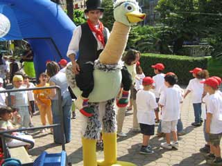 mascotte bambini struzzo sui trampoli